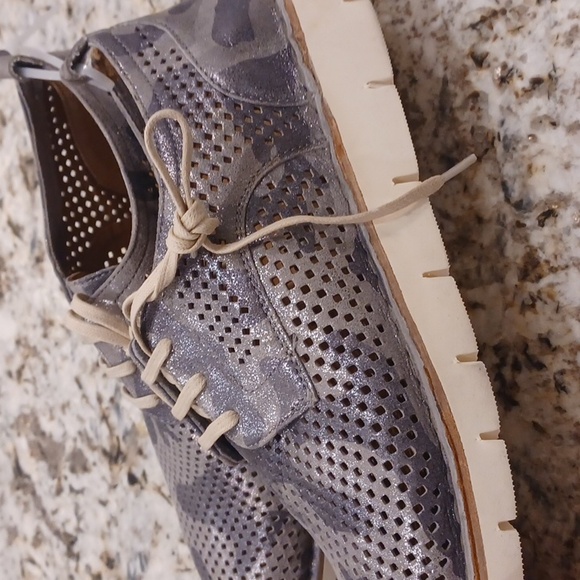 Trask Lena Perforated women's Oxford shoes $220 - Picture 3 of 10